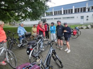 Aufbruch zur Radtour vor der Grundschule